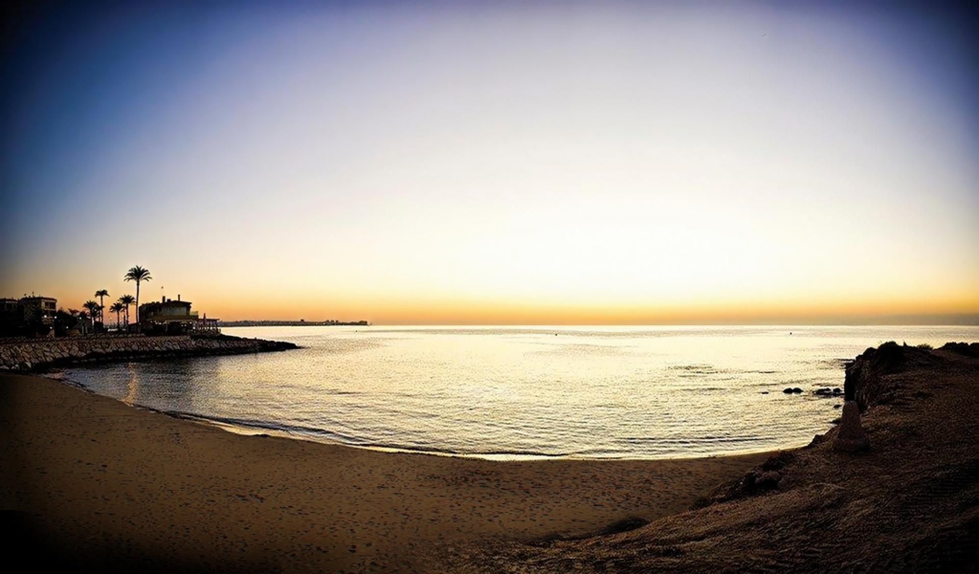 Mieszkania na sprzedaż w pierwszej linii morza i plaży w Punta Prima in Medvilla Spanje